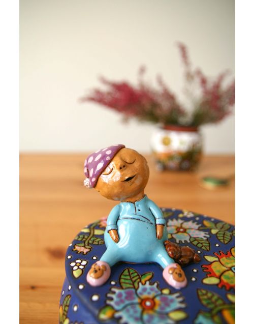 Keramika | Mėlyna dėžutė | Magiškų gėlių fone sėdintis berniukas (PARDUOTA) 