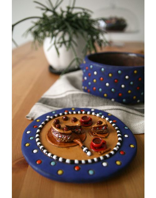 Keramika | Mėlyna taškuota dėžutė | Sausainių indas su miniatūrinėmis desertų skulptūrėlėmis (PARDUOTA)